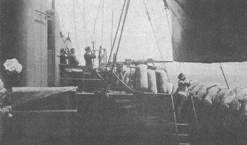 Гзнерал Амад и адмирал Гэпрат наблюдают бой 25 апреля 1915 г с борта - фото 67
