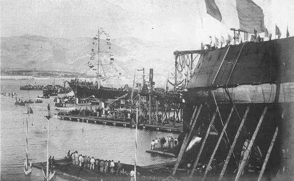 27 октября 1893 г Корпус броненосца Жорегибери перед спуском на воду На фото - фото 73
