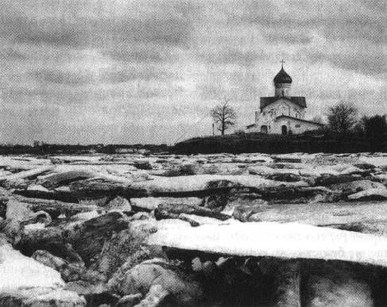 Церковь Николы на Устье Через кладбище проходим к воде В этом месте Великая - фото 15