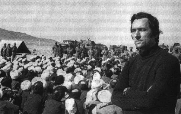 Шурави Он всерьез интересуется афганской культурой Листает в самолете - фото 52