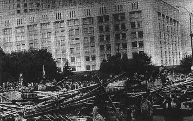 Баррикады у Белого дома 1991 г Вообще ГКЧП темная история вызывающая - фото 68