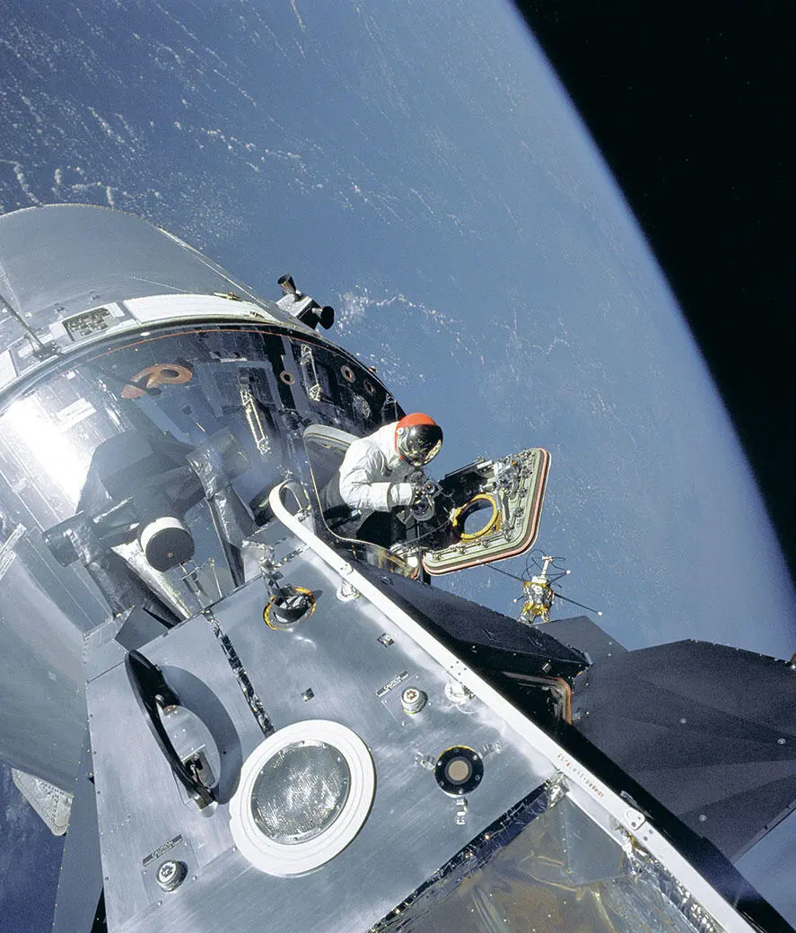 Астронавт выходит из командного модуля в открытый космос NASASCIENCE PHOTO - фото 36