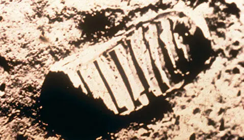 Отпечаток ноги Нила Армстронга первый шаг человека на Луне Июль 1969 г - фото 37