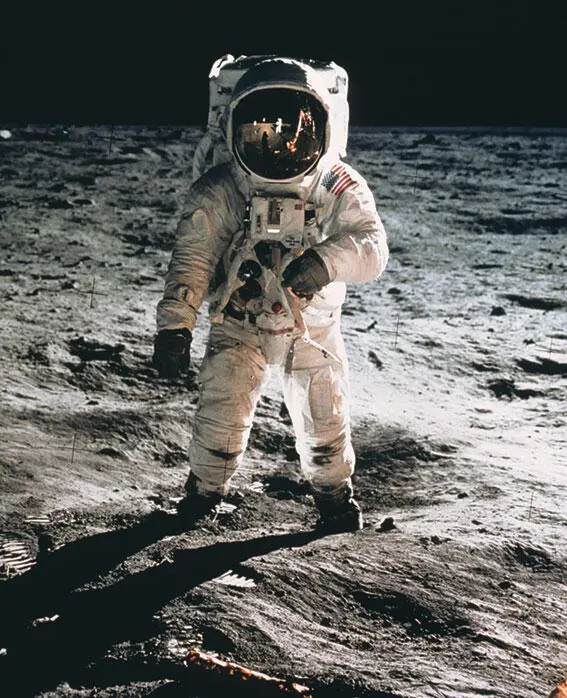 Легендарный полёт Аполлона11 астронавт Баз Олдрин идёт по Луне - фото 38