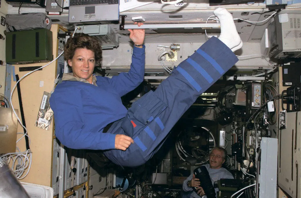 Астронавт в состоянии невесомости на Международной космической станции МКС - фото 42