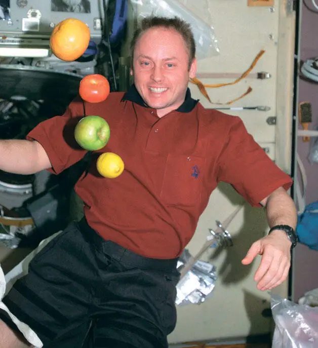 На МКС астронавт и фрукты в условиях микрогравитации NASASCIENCE PHOTO - фото 44