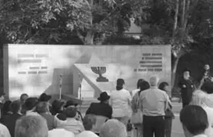 Памятник жертвам холокоста в Севастополе Сейчас весь этот майдан выглядит для - фото 10