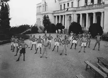 Первый в мире крестьянский санаторий Ливадия 1931 г Кстати Рузвельт вряд - фото 17