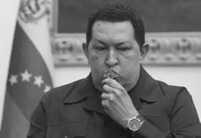 Уго Чавес целует распятие перед интервью Достоянием общества становились - фото 2