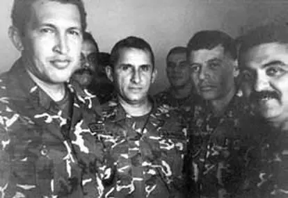Чавес с соратниками в тюрьме после провалившейся попытки военного переворота в - фото 21
