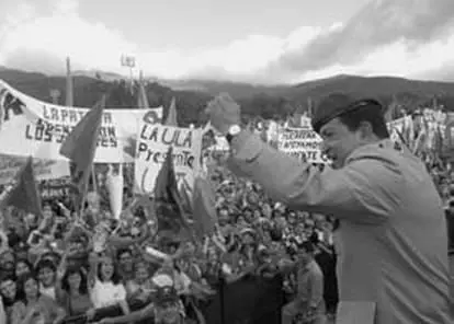 Уго Чавес на митинге своих сторонников в городке СанКристобаль 1 февраля 2002 - фото 26