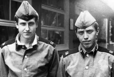 И стали мы солдатами Слева рядовой Г Сергеев Тяжкий труд огромные - фото 14
