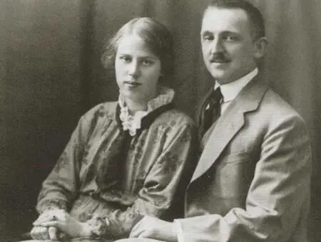 Елена Васильевна и Николай Николаевич Гениевы 1926 г Роберт Рафаилович - фото 28