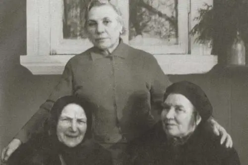 Три сестры хранительницы архива С Н Дурылина П А и И А Комиссаровы - фото 57