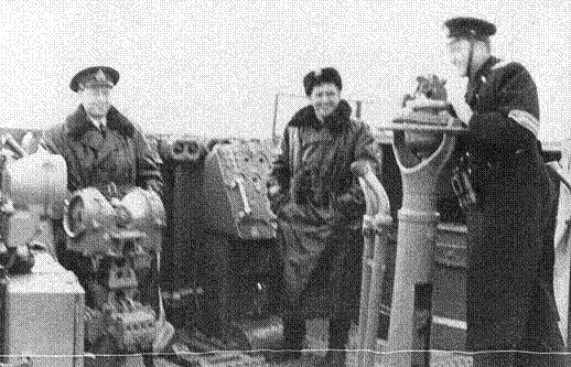 Командир корабля капитан III ранга Мищенко АИ в центре Вахтенный офицер - фото 29