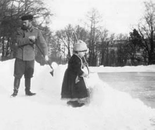 Николай II и цесаревич Алексей убирают снег Солдат империи В те дни когда - фото 13
