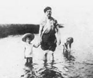 Николай II во время прогулки с детьми на берегу Финского залива Слева - фото 49