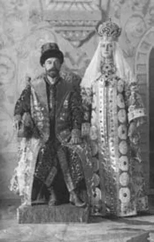 Император Николай II и императрица Александра Федоровна в бальных костюмах - фото 52