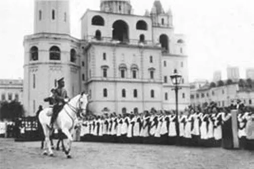 Император Николай II на встрече с учениками московских гимназий 1914 г В - фото 64