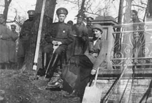 Царевич Алексей и великая княжна Татьяна в парке в Царского Села 1917 г - фото 77