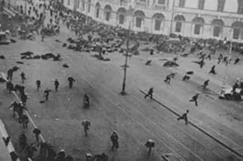 Невский проспект 4 июля 1917 г В июле 1917 года большевики попытались - фото 80