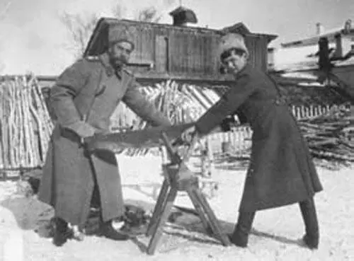 Николай II с наследником в ссылке пилят дрова Прошло всего несколько дней и - фото 85