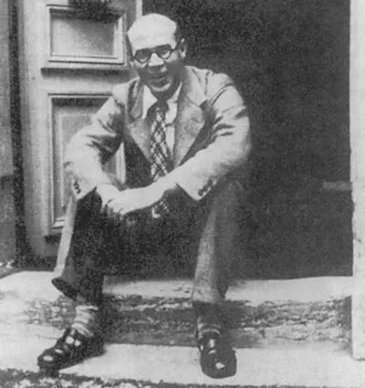 Генри Миллер на ступеньках дома Анаис Нин в Лувсьенне 1930е Анаис Нин в - фото 3