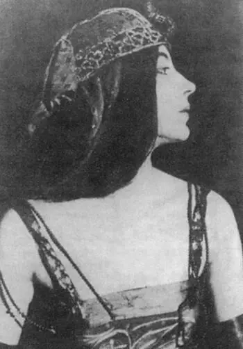 Анаис Нин в возрасте 18 лет в костюме Клеопатры 1921 Генри Миллер в дверях - фото 6