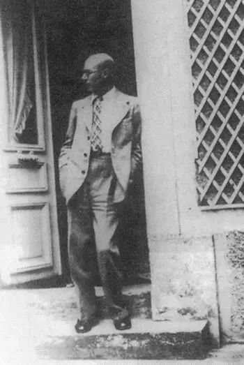 Генри Миллер в дверях дома Анаис Нин в Лувсьенне Начало 1930х Доктор Отто - фото 7