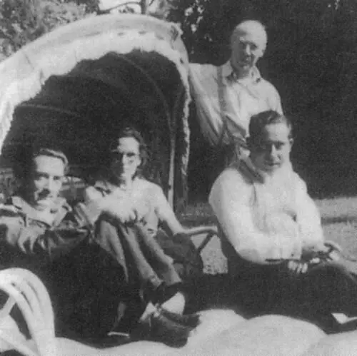 Слева направо Сальвадор Дали его жена Гала Генри Миллер ньюйоркский - фото 16