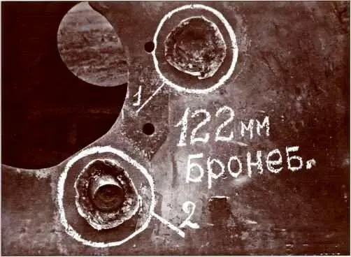 Попадания бронебойных снарядов 122мм пушки Д25 в рубку Фердинанда На - фото 67