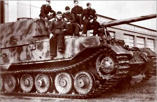 Фердинанд 1й роты 653го батальона перед мастерской в Риме март 1944 г На - фото 84