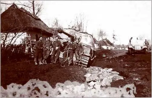 Члены экипажа застрявшего в грязи Фердинанда позируют фотографу видимо - фото 96