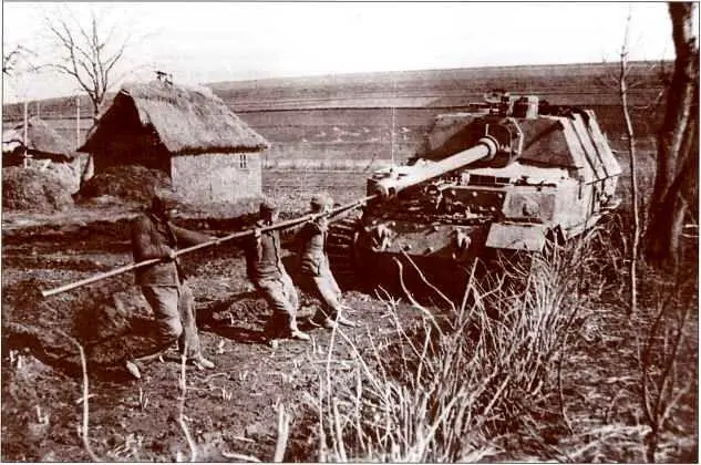 Элефант 3й роты 653го батальона в Галиции май 1944 г Чистить ствол пушки - фото 97