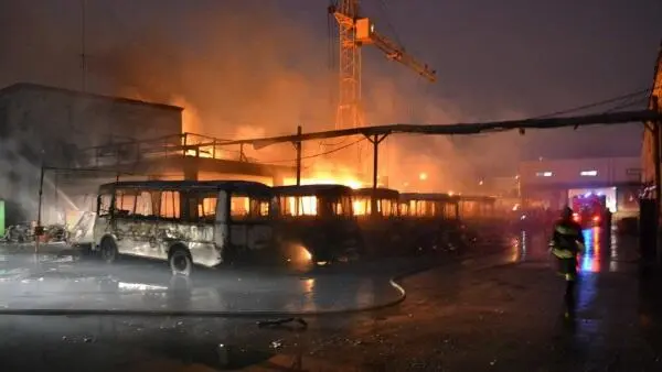 Еще я всегда вспоминаю когда Ксения Собчак въехала в Евросеть на своем BMV X5 - фото 28