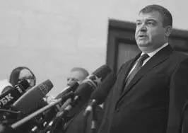 Бывший глава Минобороны Анатолий Сердюков дает комментарии журналистам после - фото 98