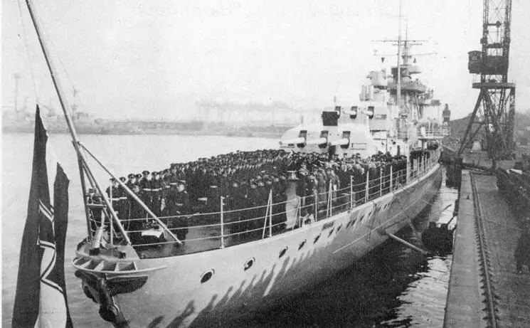 Три фото внизу Во время подъема военноморского флага на Нюрнберге 2 ноября - фото 113