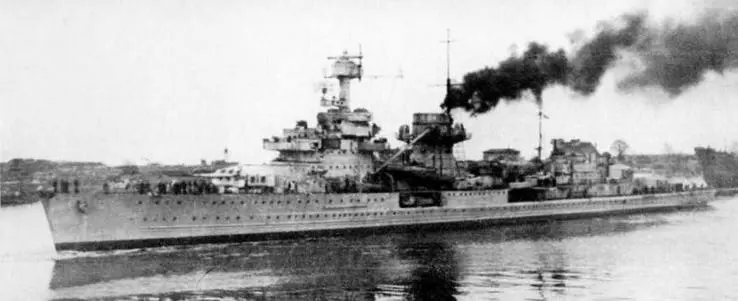 Три фото внизу Во время подъема военноморского флага на Нюрнберге 2 ноября - фото 114