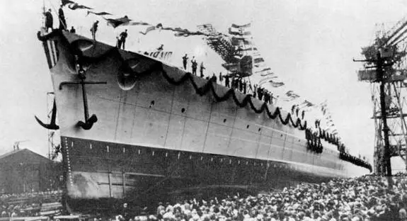 Легкий крейсер Лейпциг перед и во время спуска на воду 7 января 1925 г - фото 81