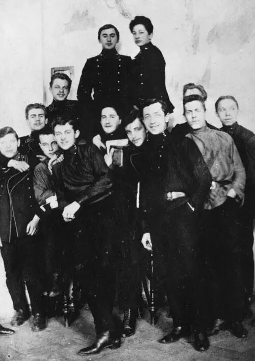 В Климов верхний ряд первый слева среди товарищей по Комиссаровскому - фото 13