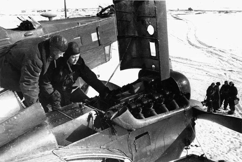 Регламентные работы с мотором М17 бомбардировщика ТБ3 Кавказский фронт 1942 - фото 51