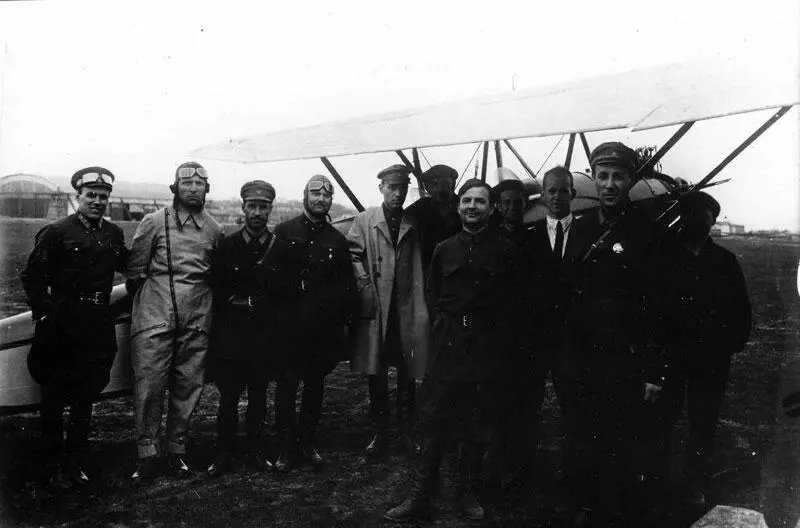 Авиаконструктор А С Яковлев пятый слева с коллегами начало 1930х годов - фото 52