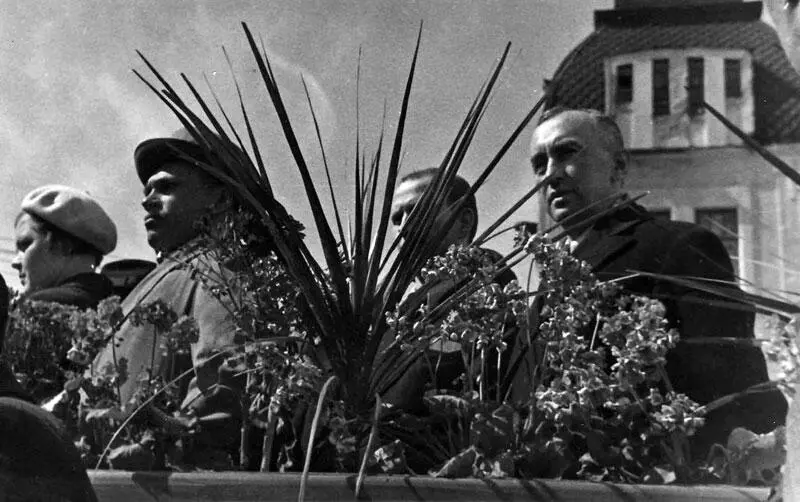 В Я Климов на трибуне во время демонстрации в Рыбинске фото из архива музея - фото 71