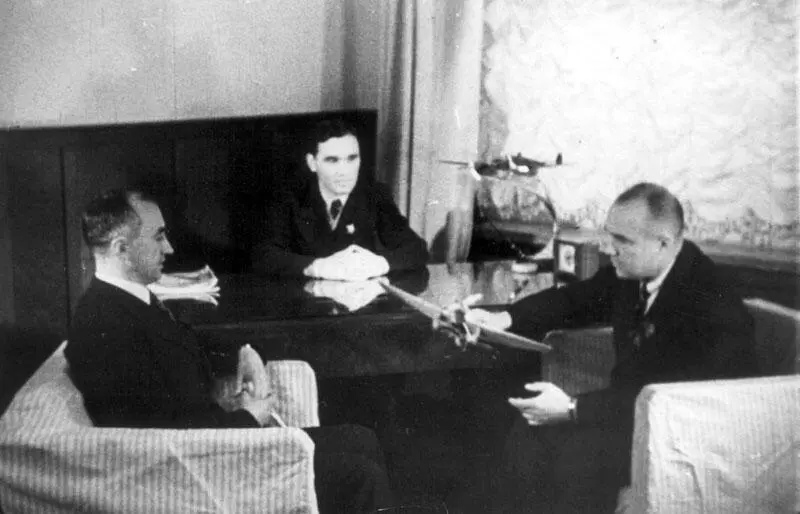 В Я Климов и Н Н Поликарпов в кабинете у А С Яковлева декабрь 1940 года - фото 99