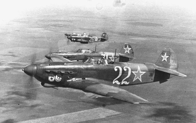 Истребитель Як9 Черноморского флота в небе Севастополя В Я Климов 1943 - фото 148