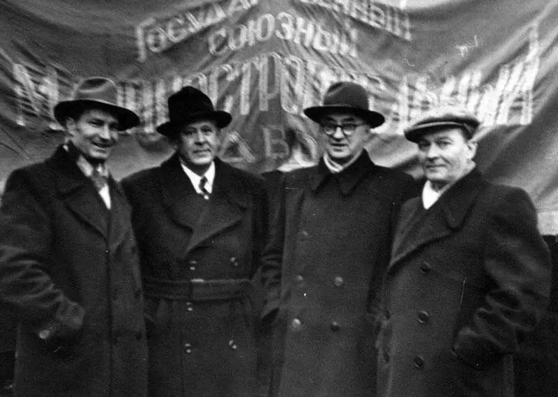 В Я Климов третий слева на демонстрации 7 ноября 1947 года Пропуск В - фото 217