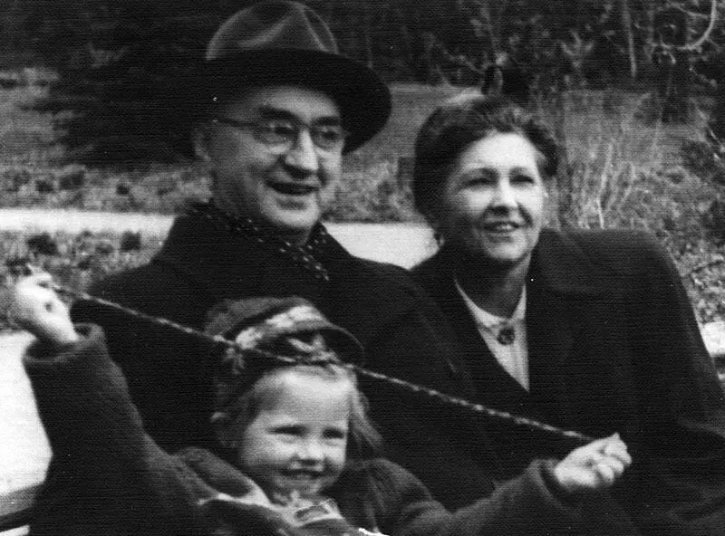В Я Климов с женой и внучкой Таней начало 1950х годов фото из архива - фото 220