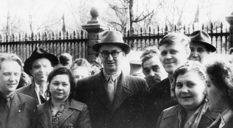 В Я Климов с сотрудниками опытного завода 117 МАП в Ленинграде 1950е - фото 227