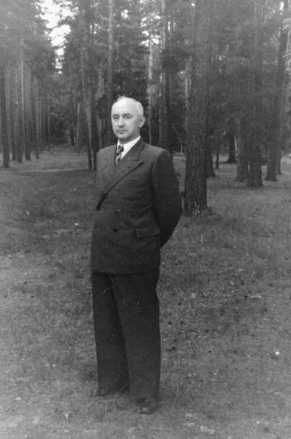 В Я Климов на отдыхе 1950е Первый отечественный турбореактивный - фото 229