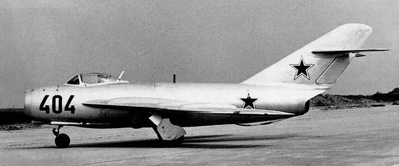 Начало летных испытаний опытного фронтового фоторазведчика МиГ17 СР2 с - фото 235